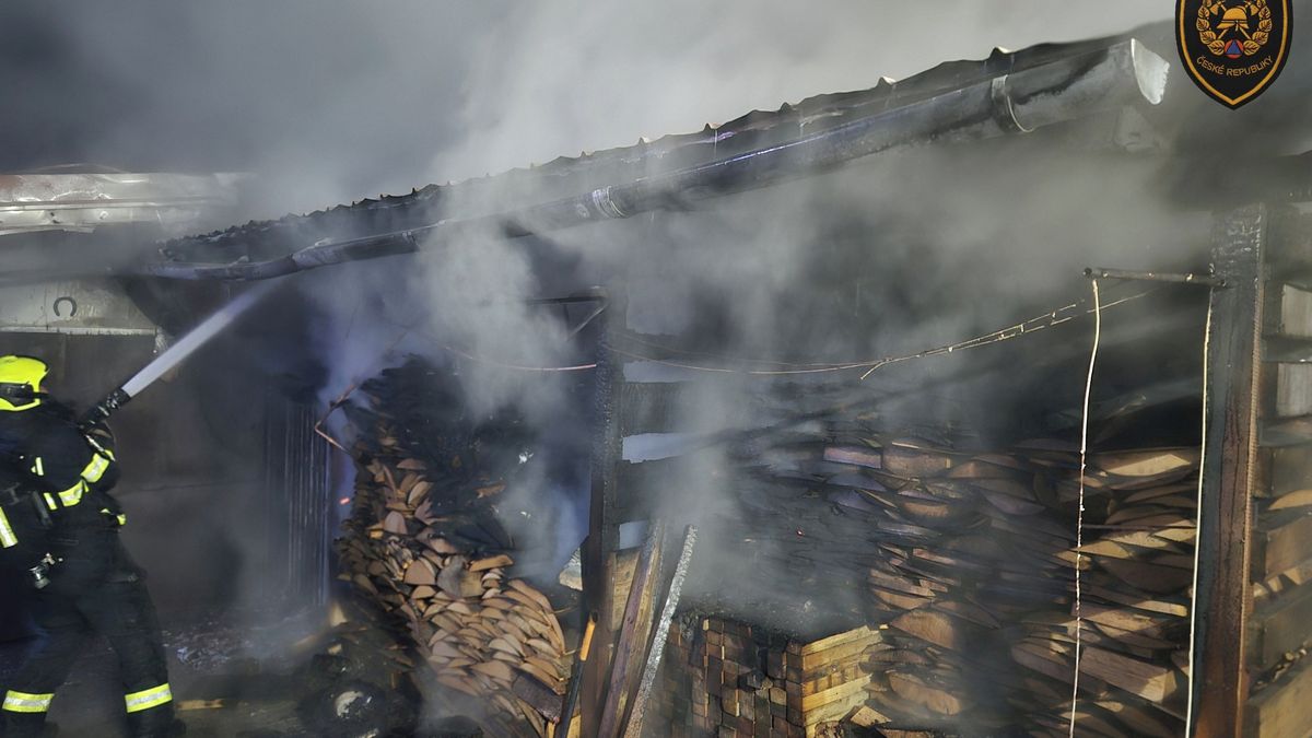 Hasiči vyjeli k požáru vyhřívané psí boudy na Kroměřížsku. Plameny se rozšířily na půdu k sousedům